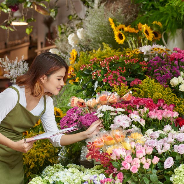 Le fleuriste choisit les fleurs ...