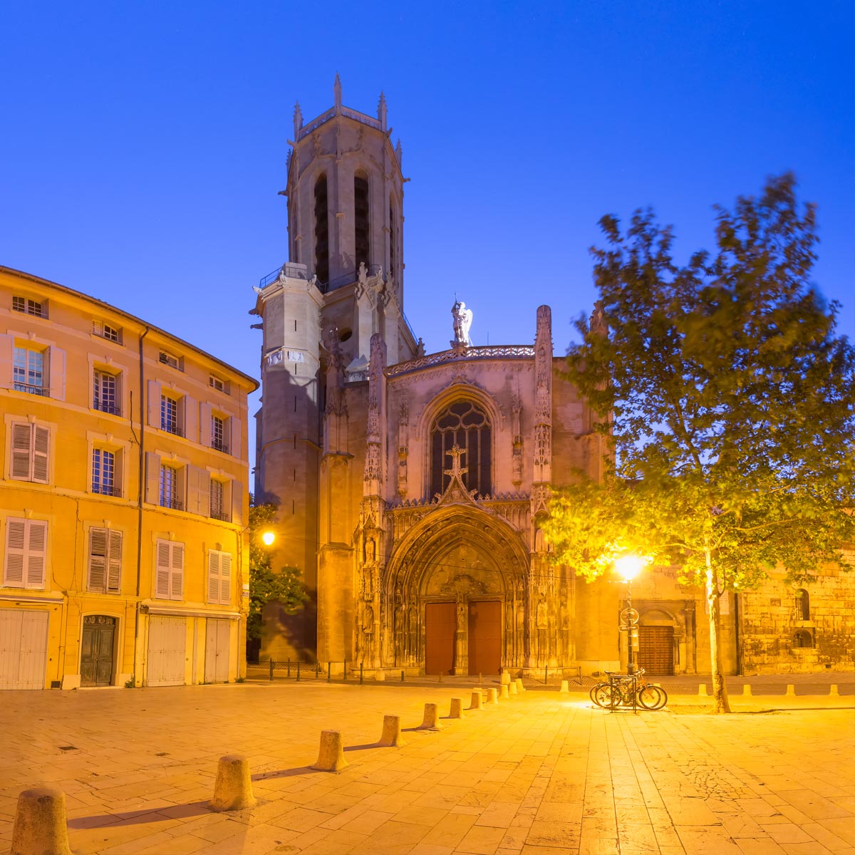 Cathédrale Saint-Sauveur de nuit