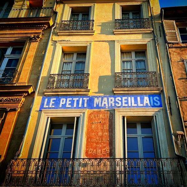 Le petit marseillais sur le Cours Mirabeau