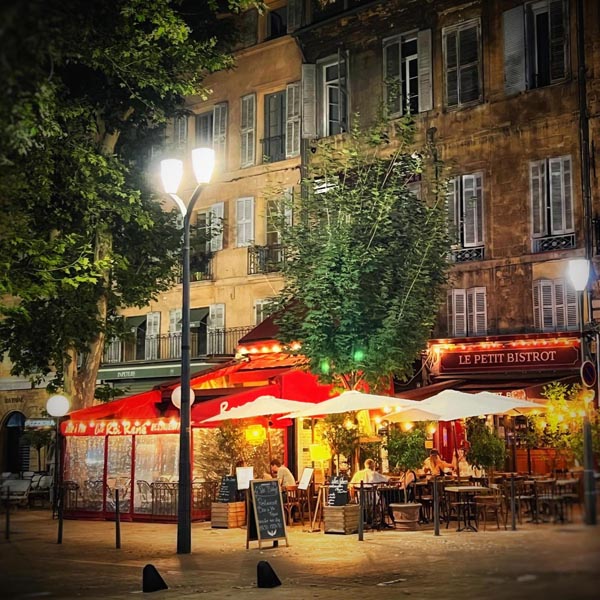 Cours Mirabeau de nuit