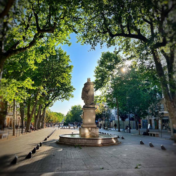 Cours Mirabeau, Statue du roi Ren