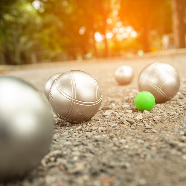 Boules de pétanque et cochonnet